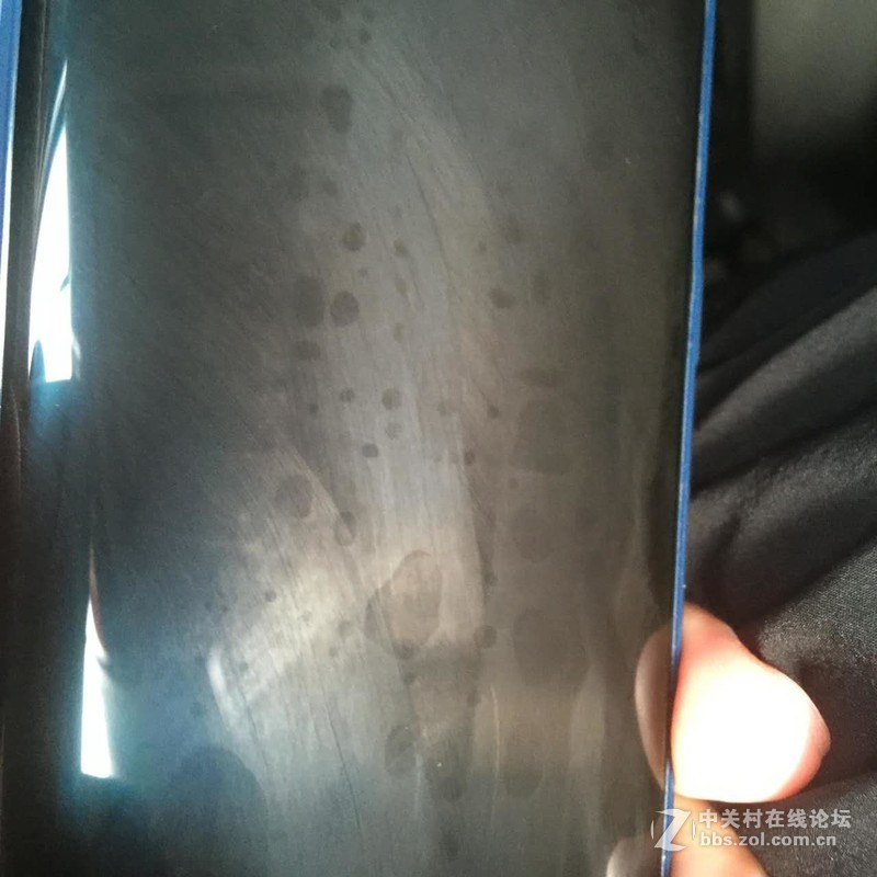 没贴膜用了一个月屏幕上出现像油印又像水印擦不掉怎么办？