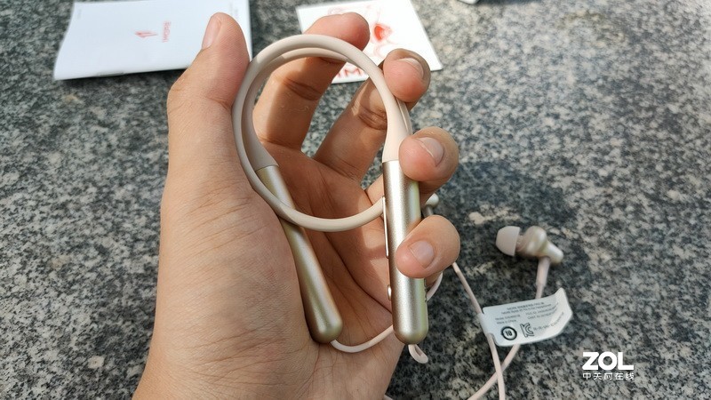 轻奢时尚，潮人选择 - 1MORE蓝牙耳机PRO版