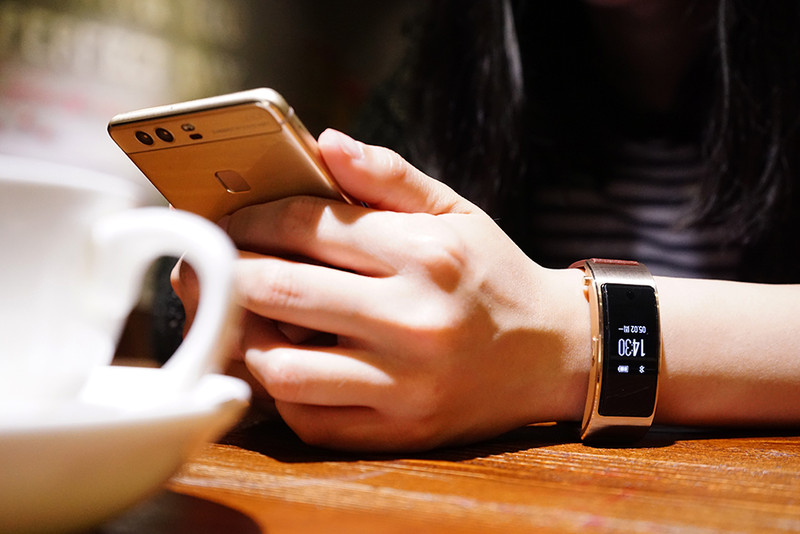 体验奢华与时尚的撼世之美-华为手环B3