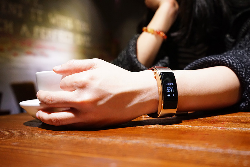 体验奢华与时尚的撼世之美-华为手环B3