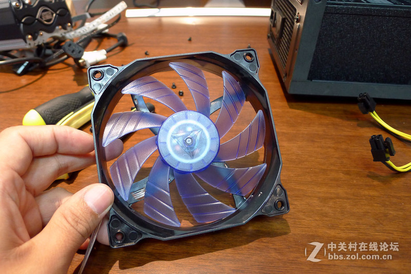 不能浪费了全尺寸侧透，金河田预见V8灯光散热小改造