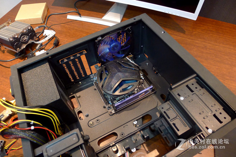 不能浪费了全尺寸侧透，金河田预见V8灯光散热小改造