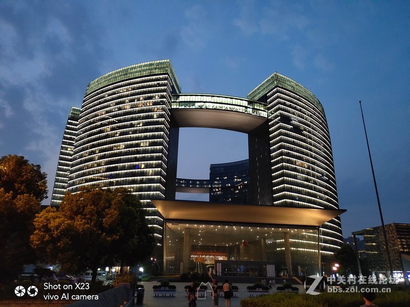 超大广角、流光溢彩？X23真机抢先上手详细体验