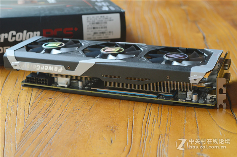 ＃玩必酷 战必能＃R9 390 4G显卡  外观够劲  散热不会差