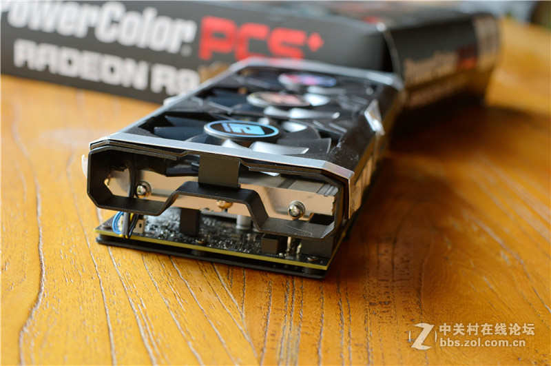 ＃玩必酷 战必能＃R9 390 4G显卡  外观够劲  散热不会差