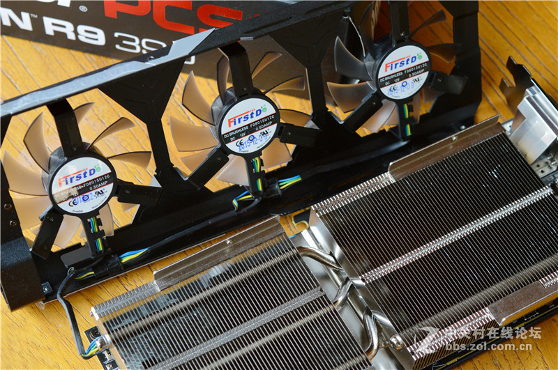 ＃玩必酷 战必能＃R9 390 4G显卡  外观够劲  散热不会差