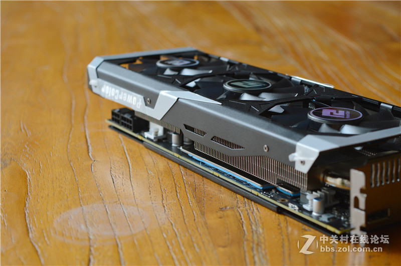 ＃玩必酷 战必能＃R9 390 4G显卡  外观够劲  散热不会差