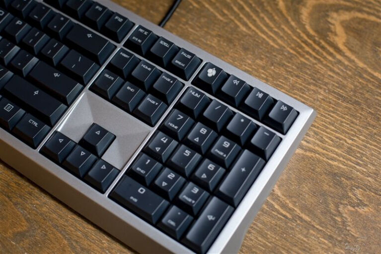后浪vs前浪：罗技G913 TKL&樱桃MX10.0旗舰超薄无线机械键盘横评浪打浪