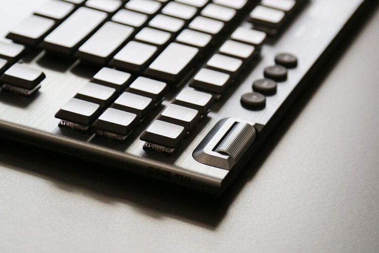 后浪vs前浪：罗技G913 TKL&樱桃MX10.0旗舰超薄无线机械键盘横评浪打浪