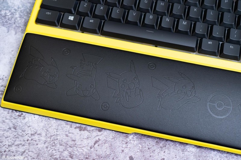 萌力十足——雷蛇皮卡丘限定款外设套装