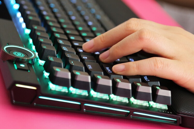 键皇驾到：海盗船K100 RGB机械键盘OPX光轴体验