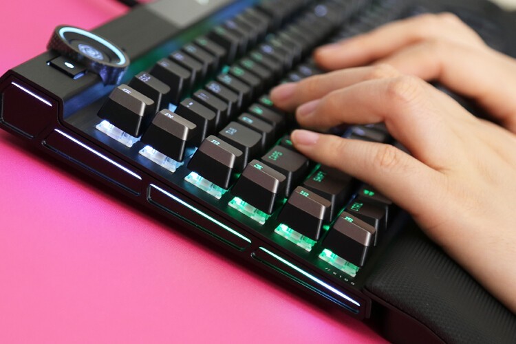 键皇驾到：海盗船K100 RGB机械键盘OPX光轴体验