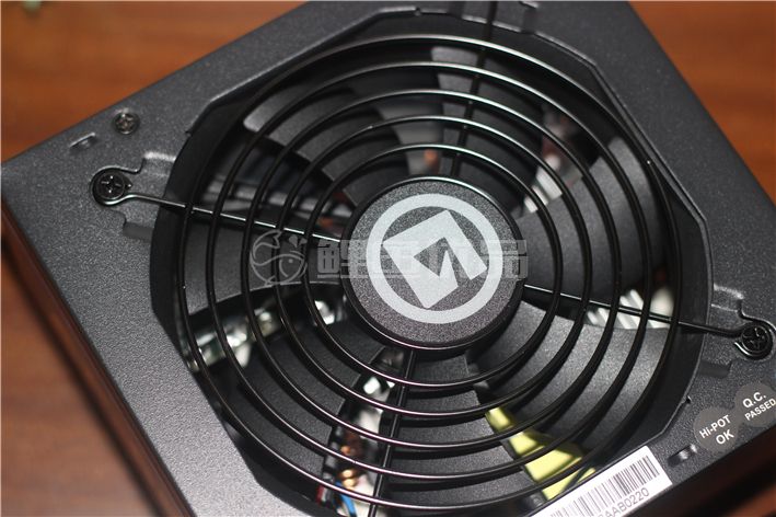 价格实惠，又能净化空气-艾湃电竞AP-550TI额定550W纳米光触媒电源