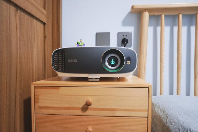 大墙何必浪费在小电视机身上——明基W1700M 4K家用投影仪 评测