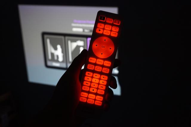 大墙何必浪费在小电视机身上——明基W1700M 4K家用投影仪 评测