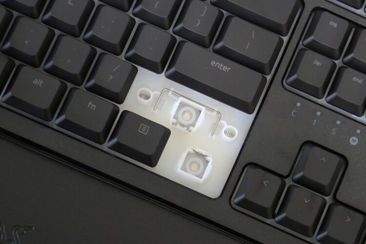 最佳轻机械键盘体验：雷蛇雨林狼蛛V2  Razer Ornata v2