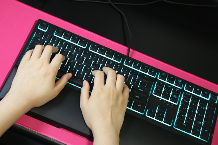 最佳轻机械键盘体验：雷蛇雨林狼蛛V2  Razer Ornata v2