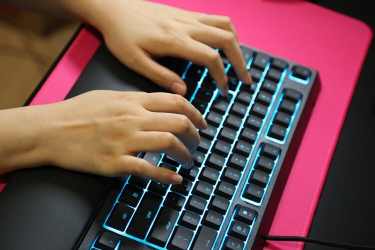 最佳轻机械键盘体验：雷蛇雨林狼蛛V2  Razer Ornata v2