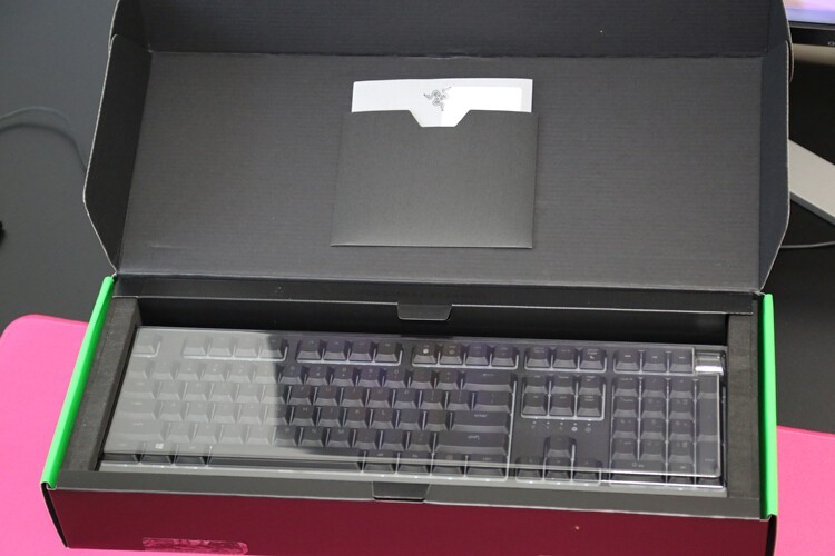 最佳轻机械键盘体验：雷蛇雨林狼蛛V2  Razer Ornata v2