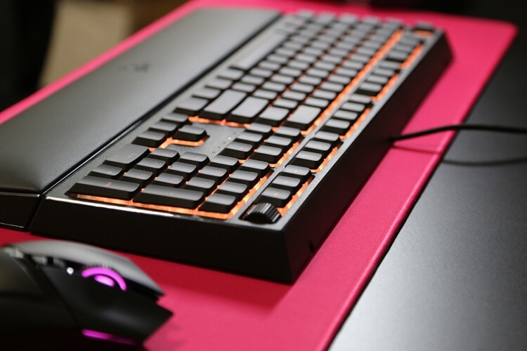 最佳轻机械键盘体验：雷蛇雨林狼蛛V2  Razer Ornata v2