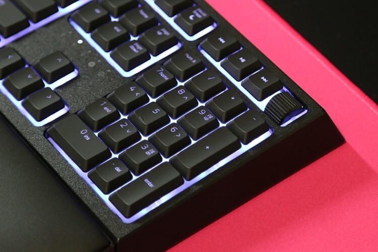 最佳轻机械键盘体验：雷蛇雨林狼蛛V2  Razer Ornata v2