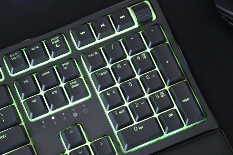 最佳轻机械键盘体验：雷蛇雨林狼蛛V2  Razer Ornata v2