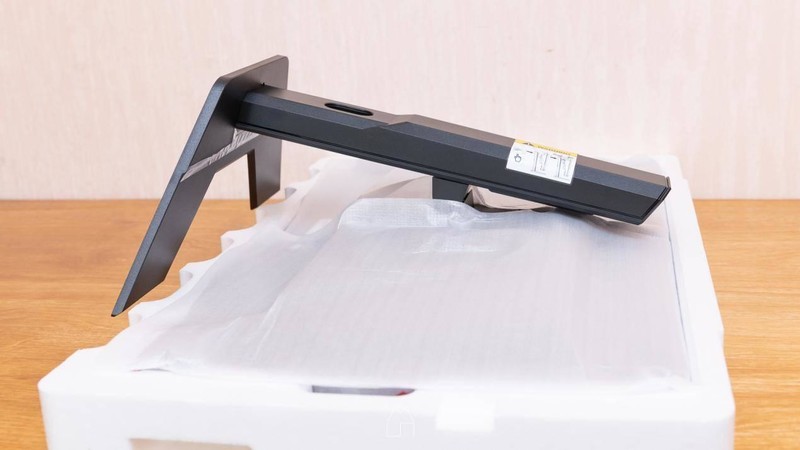 一套键鼠控制两台主机设备？——KVM显示器：技嘉M27Q上手