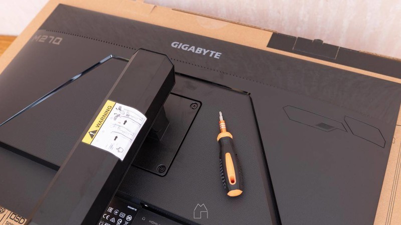 一套键鼠控制两台主机设备？——KVM显示器：技嘉M27Q上手