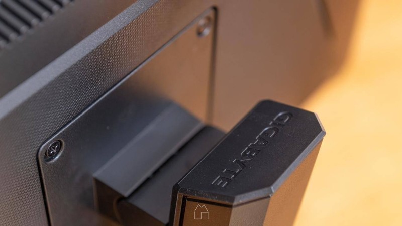 一套键鼠控制两台主机设备？——KVM显示器：技嘉M27Q上手