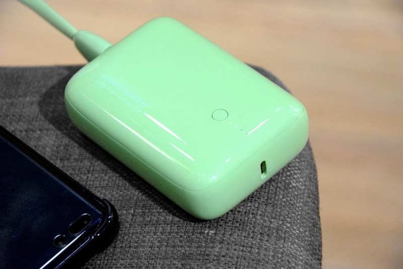 双口快充最高20W，体积如手帕纸般大小，移速小Q袖珍充电宝体验