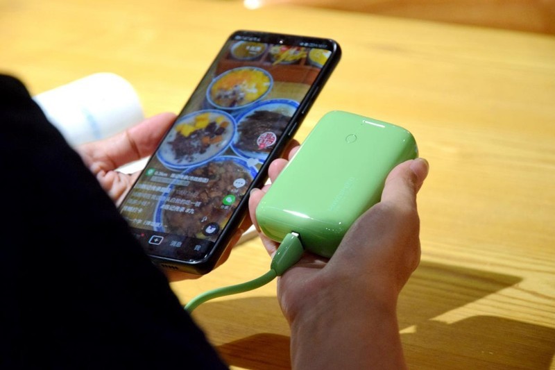 双口快充最高20W，体积如手帕纸般大小，移速小Q袖珍充电宝体验