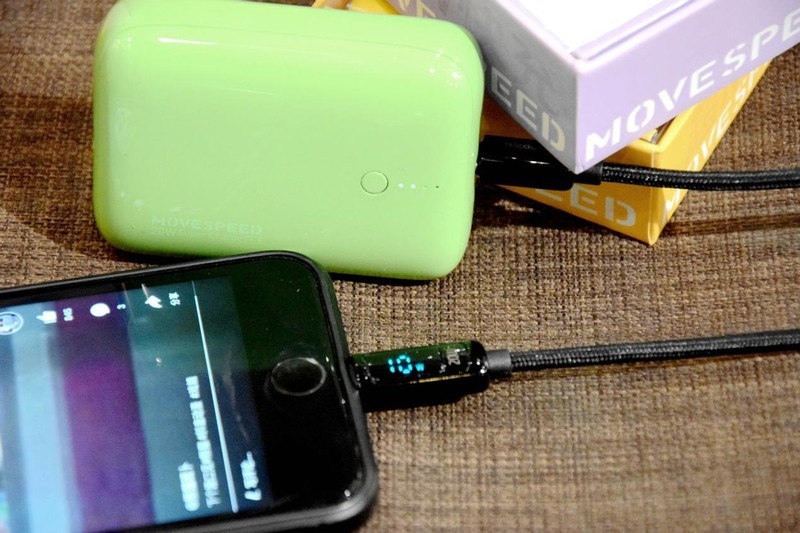 双口快充最高20W，体积如手帕纸般大小，移速小Q袖珍充电宝体验