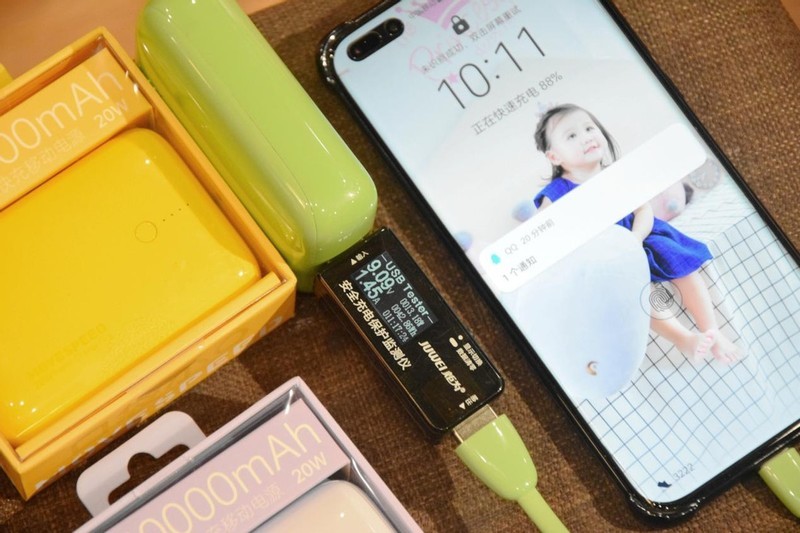 双口快充最高20W，体积如手帕纸般大小，移速小Q袖珍充电宝体验