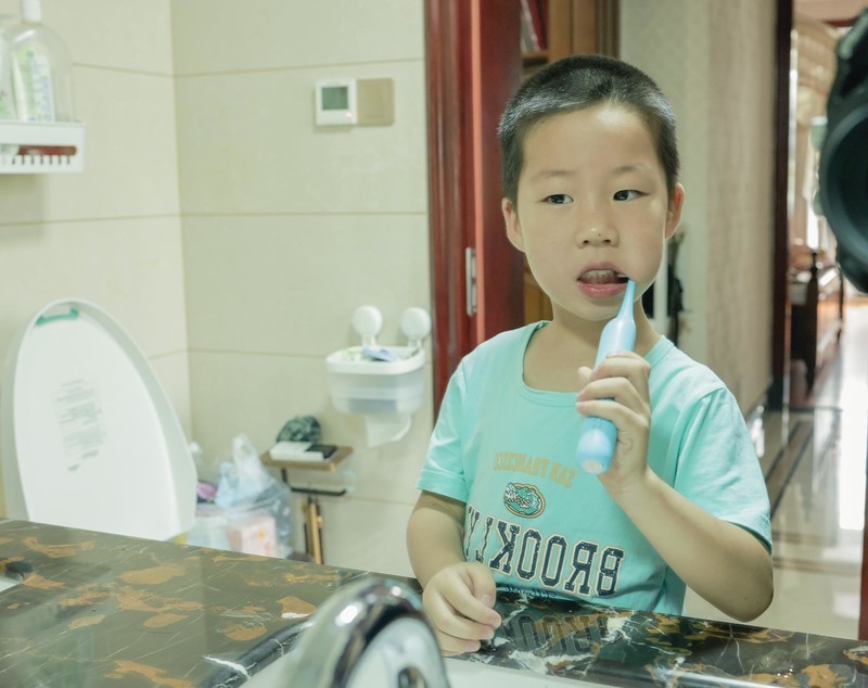 宝宝不肯刷牙怎么办？或许你该给他试试电动牙刷