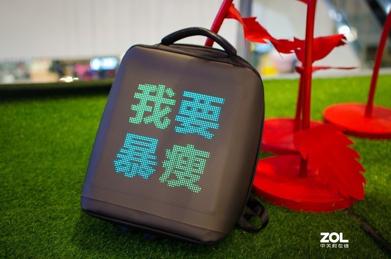 网红地摊神器，LED创意背包让出行脑洞大开