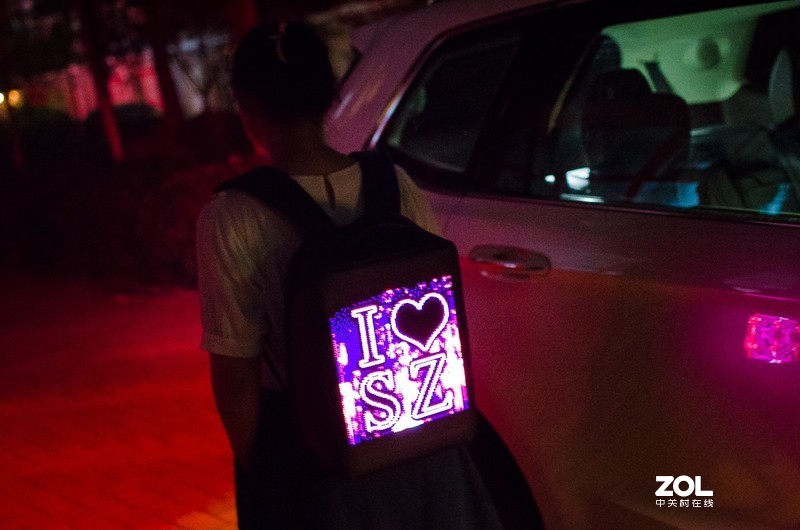 网红地摊神器，LED创意背包让出行脑洞大开