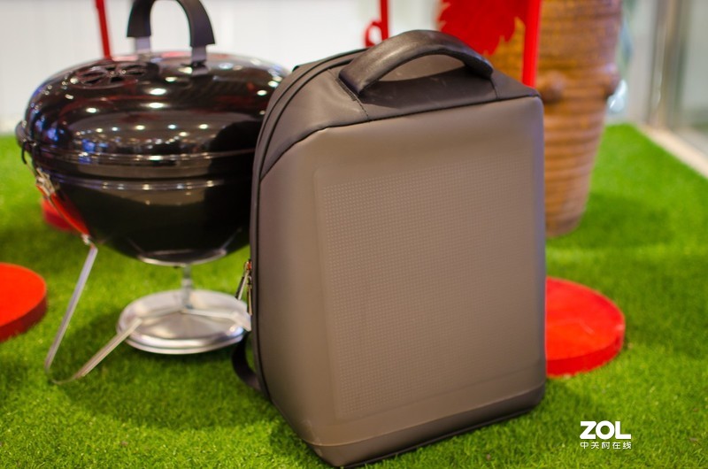 网红地摊神器，LED创意背包让出行脑洞大开