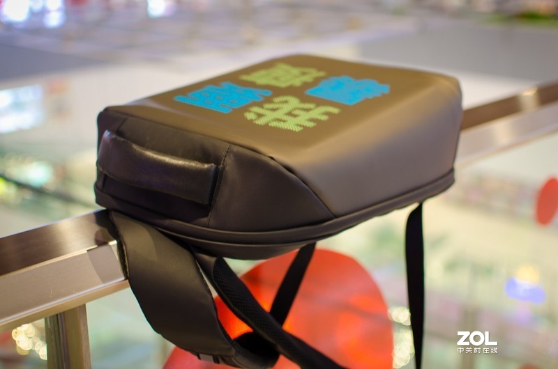 网红地摊神器，LED创意背包让出行脑洞大开