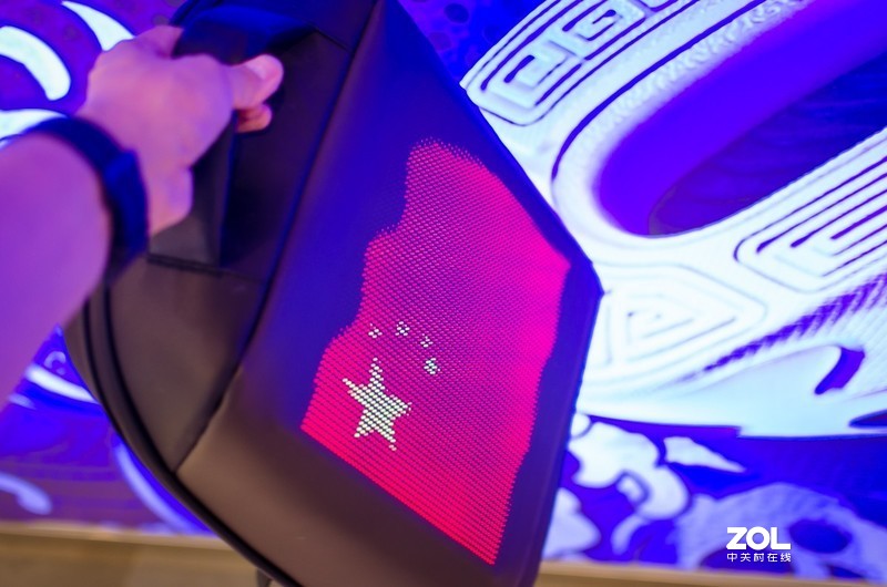 网红地摊神器，LED创意背包让出行脑洞大开