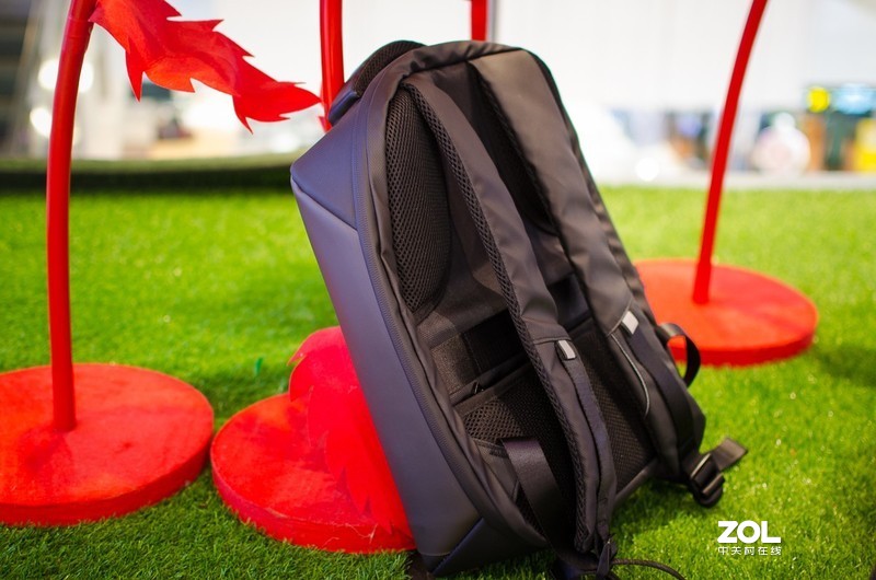 网红地摊神器，LED创意背包让出行脑洞大开