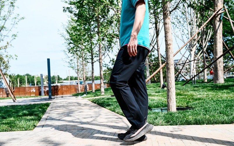 更适合夏天的休闲裤，清凉又柔顺，穿上素湃让户外活动更清爽