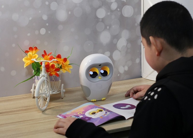 陪着孩子一起读书，Luka绘本阅读机器人