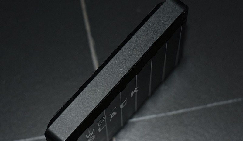 西部数据WD_BLACK P10 移动仓库HDD 4T大容量 非易失性游戏硬盘 开箱体验