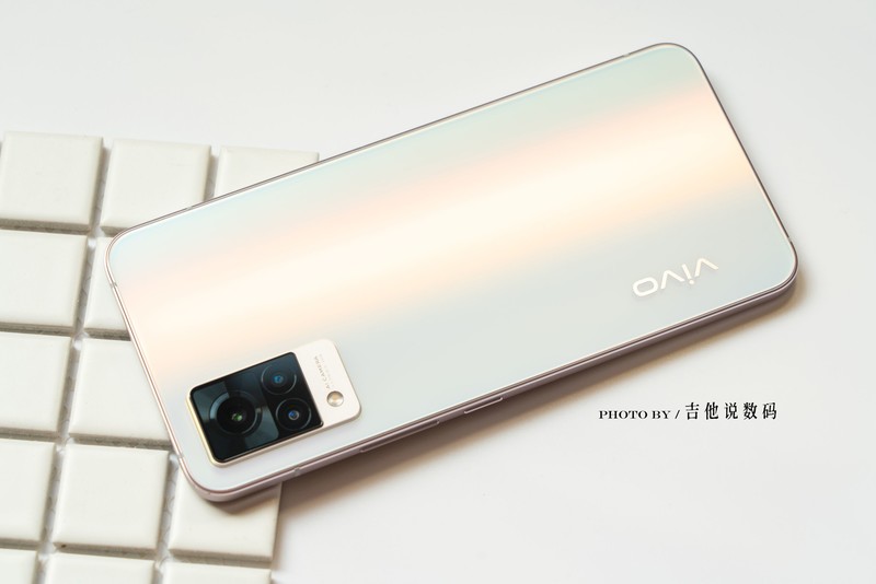 讲真，vivo S9这个朝露白真的一点都不“白”，漂亮极了！