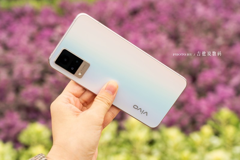 讲真，vivo S9这个朝露白真的一点都不“白”，漂亮极了！
