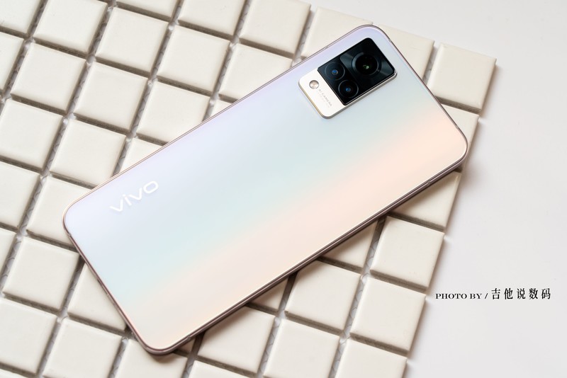 讲真，vivo S9这个朝露白真的一点都不“白”，漂亮极了！