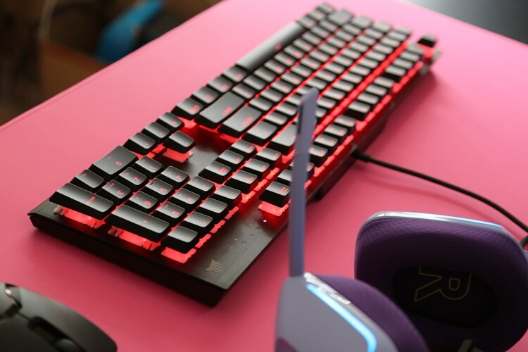 MV新轴体新体验：海盗船K60 PRO樱桃VIOLA机械键盘开箱