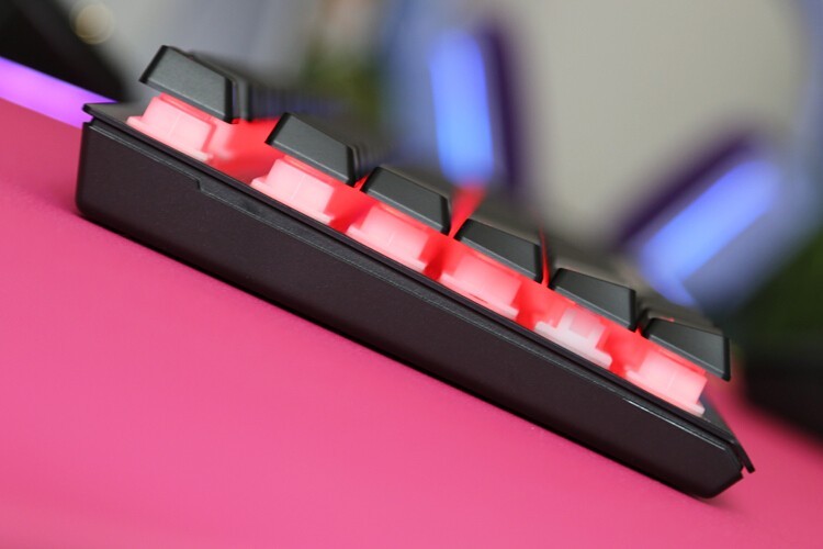 MV新轴体新体验：海盗船K60 PRO樱桃VIOLA机械键盘开箱