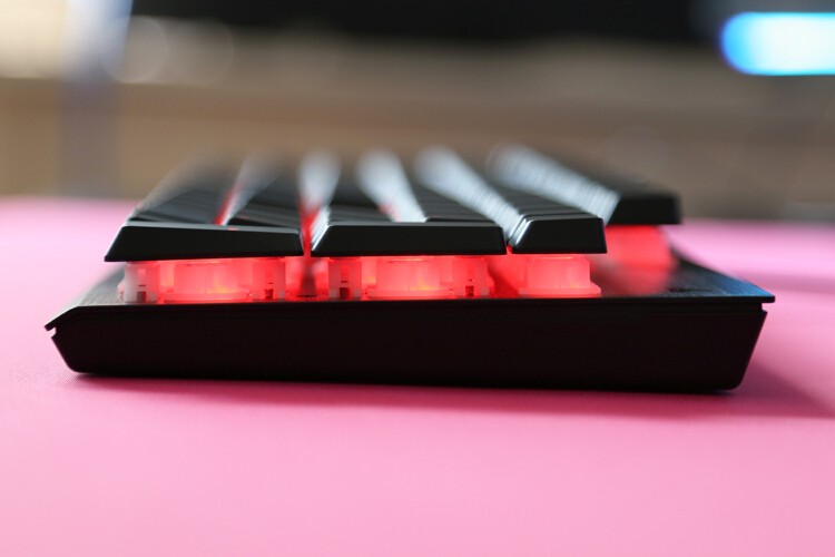 MV新轴体新体验：海盗船K60 PRO樱桃VIOLA机械键盘开箱