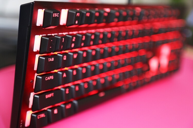 MV新轴体新体验：海盗船K60 PRO樱桃VIOLA机械键盘开箱